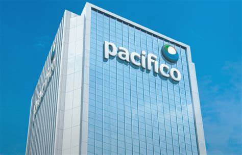 Médico atendiendo a un paciente en una clínica afiliada a Pacífico Seguros en Perú durante una consulta ambulatoria