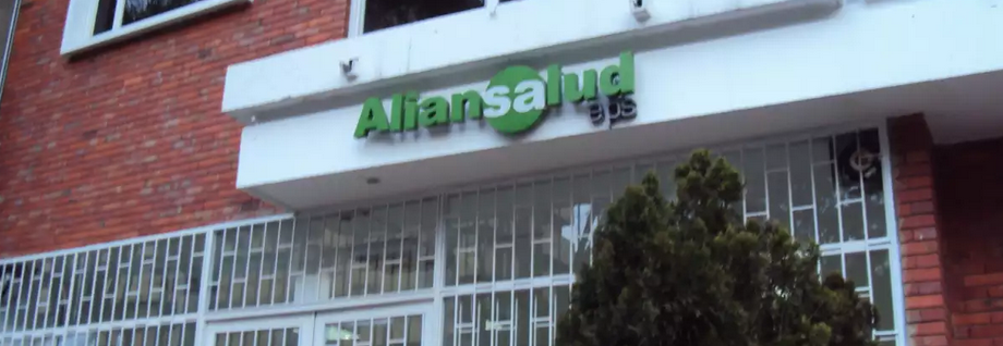 Médico y paciente en consulta de atención primaria en instalaciones de Aliansalud Colombia