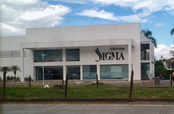Médico oftalmólogo realizando una revisión ocular a un paciente adulto con lámpara de hendidura en consultorio especializado de la Clínica Sigma en Cali