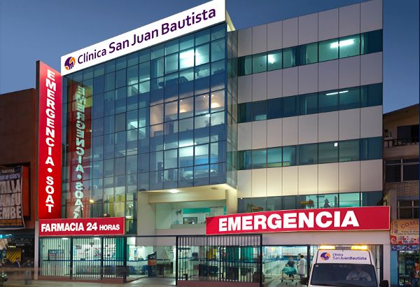 Fachada del edificio de la Clínica San Juan Bautista en la Av. Próceres de la Independencia en San Juan de Lurigancho, Lima