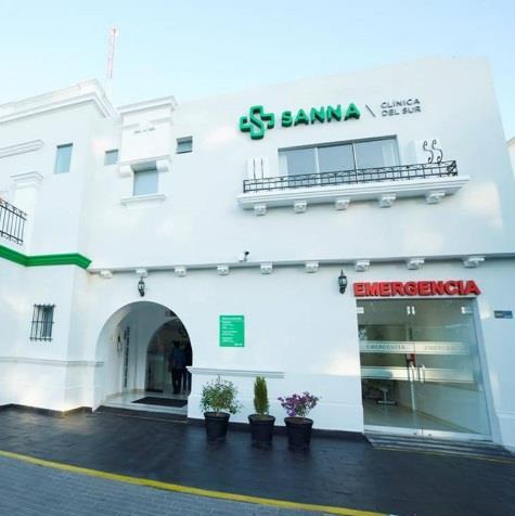 Fachada del edificio de Clínica Sanna del Sur en la avenida Bolognesi de Yanahuara, Arequipa, con acceso principal visible y señalización de la institución de salud