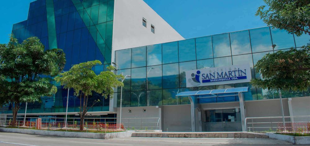 Vista de la fachada de la Clínica San Martín Barranquilla, institución de salud de mediana y alta complejidad ubicada en el norte de la ciudad, con áreas de atención oncológica y pediátrica