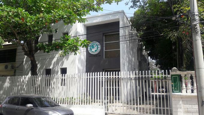Sala de procedimientos de hemodinamia cardíaca en una clínica especializada en Cartagena, Colombia, con equipo médico revisando imágenes diagnósticas en monitores de tecnología avanzada