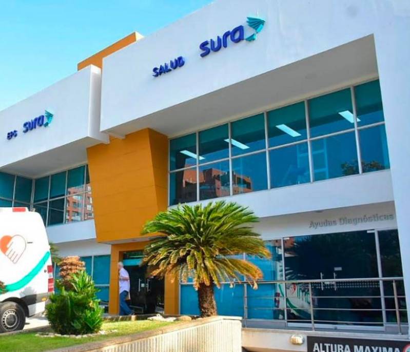 Médico de bata blanca en consulta con paciente en una IPS de EPS Sura en Colombia